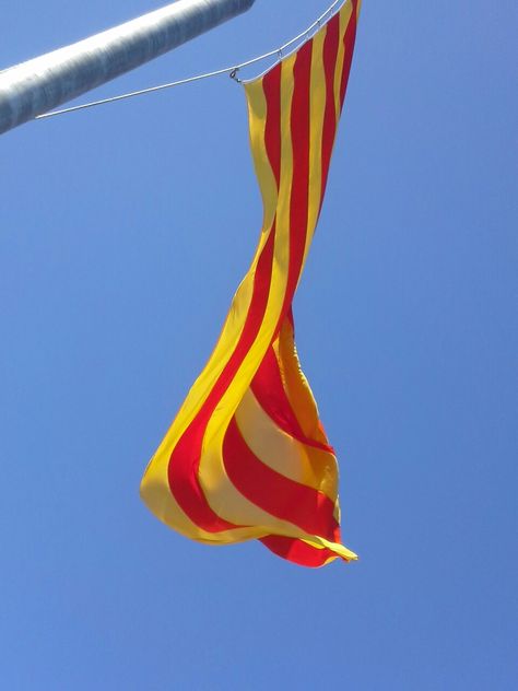 "La Senyera" - bandera de Catalunya. Senyera del castell de Montjuïc.  Barcelona Western Romance, Spotify Covers, Costa Brava, Balearic Islands, Wind Sock, Barcelona