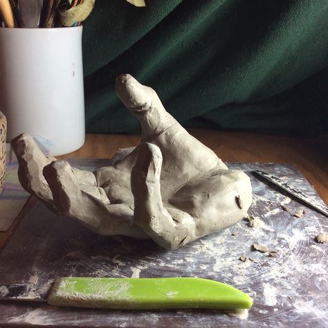 Holding Hands Sculpture, Ceramic Hand Sculpture, Hand Sculpture Clay, Hand Clay Sculpture, Sculpture Beginner, Clay Hand Sculpture, Hand Sculptures, Ceramic Hands, Hand Clay