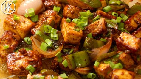 Chilli Paneer, one of the most popular 'Indian Chinese dishes', gets a keto makeover. Think soft cheese cubes tossed in a soy, vinegar, chilli sauce. Yum! Chili Paneer Recipe, Keto Chilli, Chili Paneer, Chicken Ginger, Ketosis Recipes, Chilli Paneer, Chinese Recipe, Pakora Recipes, Macro Meals