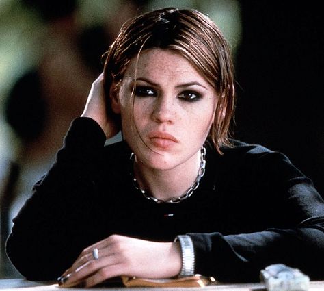 Stokely "Stokes" Mitchell (Clea DuVall) from the movie The Faculty. #Got girl with an alien secret Clea Duvall, But Im A Cheerleader, The Faculty, Aria Montgomery, 90s Girl, Robert Rodriguez, Tough Girl, Dark Makeup