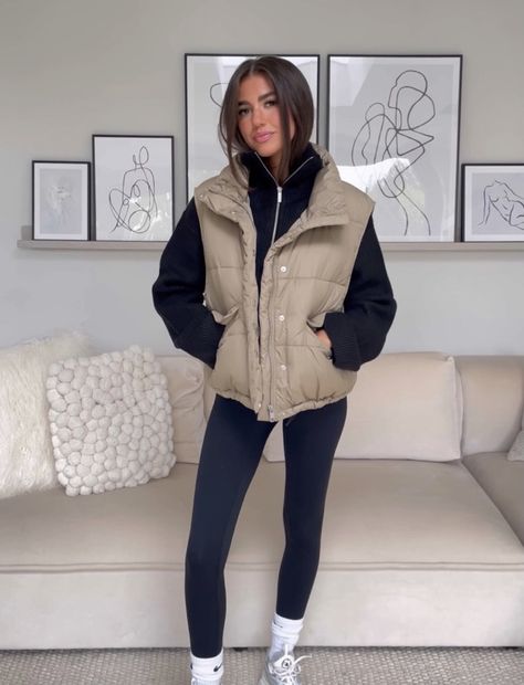 Hongkong Outfit, Gilet Outfit, Puffer Outfit, Rain Outfit, Puffer Gilet, Fall Fashion Trends, Edgy Outfits, Teen Fashion Outfits, Winter Looks