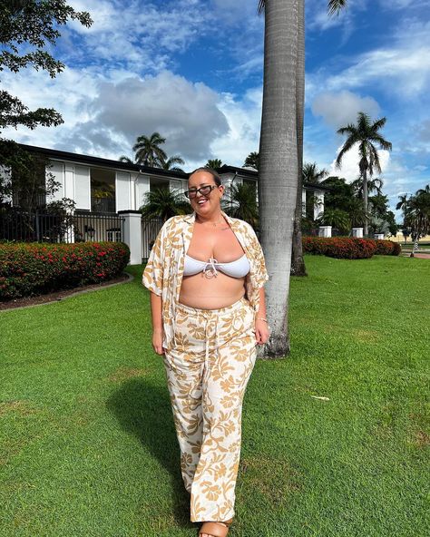 Top Resort Wear Styles for Women Over 50: Classy, Casual, Plus Size, and Beach Looks Beach Outfits Medium Size, Curvy Tropical Vacation Outfits, Plus Size Florida Vacation Outfits, Plus Size All Inclusive Vacation Outfits, Plus Size Jamaica Vacation Outfits, Casual Resort Wear For Women, Tropical Vacation Outfits Casual, Cute Beach Outfits Plus Size, Curvy Girl Beach Outfit