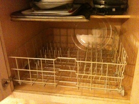 Dishwasher rack from discarded dishwasher is now a Roll out organizer. Diy Home Upgrades, Electronic Waste, Home Upgrades, Dishwasher Racks, Diy Cleaning Products, Diy Organization, Cleaning Organizing, Creative Home, Organization Hacks