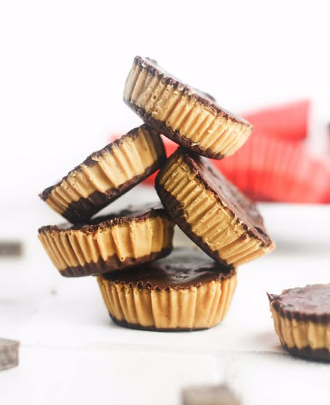 Healthy, dark chocolate peanut butter cups made easily with PBfit powder. Vegan friendly recipe options are also available. Low calorie and guilt free! Butter Powder Recipes, Peanut Butter Powder Recipes, Pb2 Recipes, Healthy Dark Chocolate, Dark Chocolate Peanut Butter, Butter Powder, Organic Peanut Butter, Brent Faiyaz, Chocolate Peanut Butter Cups