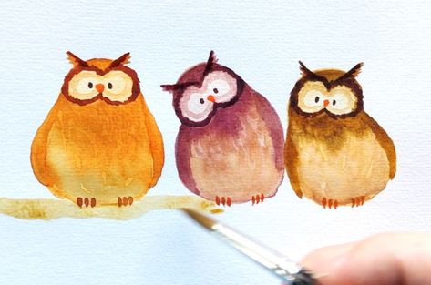 Three cute owls sitting on a branch watercolor painted Watercolour Owl Easy, Owl Drawings Easy, Owl Watercolor Easy, Whimsical Owl Paintings, Watercolor Art Birds Easy, Owl Watercolor Tutorial, Watercolor Owl Painting, Watercolor Animals Easy Step By Step, Owl Watercolor Paintings Easy