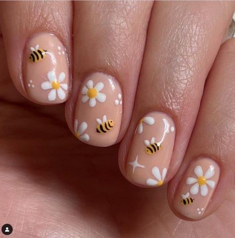 Looking for nail art inspiration? Look no further! Our collection of the best nails art ideas will have you ready to show off your trendy and stylish nails in no time. From chic designs to bold patterns, we've got you covered. Get inspired and elevate your nail game today! Short Daisy Nails, Bumble Bee Nails, Daisy Nail Art, Bee Nails, September Nails, Daisy Nails, Nail Design Inspiration, Pretty Hands, Short Nail Designs