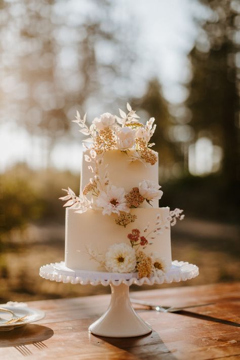 Layer Cake Mariage, Boho Wedding Cakes, Wedding Cakes Rustic Vintage, Romantic Backyard Wedding, Beautiful Backyard Wedding, 2 Tier Wedding Cakes, Romantic Backyard, Bend Wedding, Boho Cake