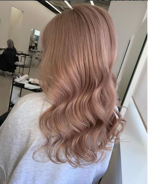 Champagne Pink Blonde Hair, Rose Milk Tea Hair, Subtle Pink Hair, Pink Beige Hair, Champagne Hair Color, Blond Beige, Champagne Hair, Rose Blonde, Light Pink Hair