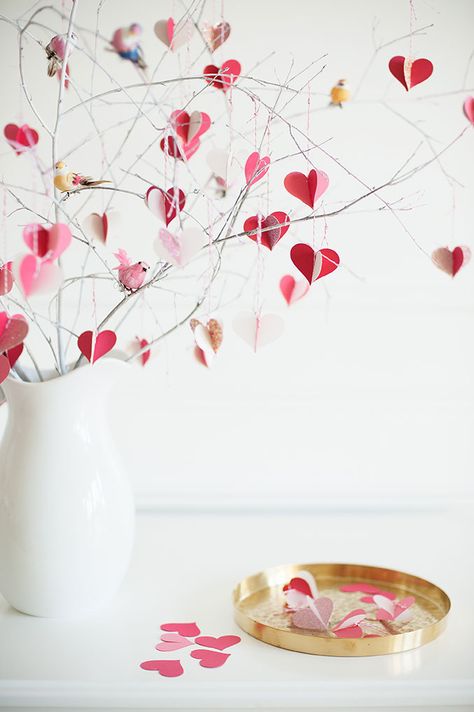 DIY Valentine's Day branch tree - The House That Lars Built Diy Farmhouse Ideas, Christmas Branches, Valentine Tree, Diy Valentines Decorations, My Funny Valentine, Heart Tree, Handmade Valentine, Paper Hearts, Simple Valentine