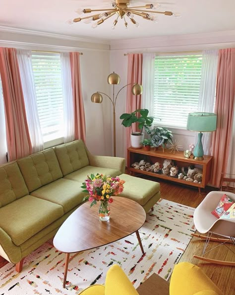 50s Interior Design, 1950s Living Room, 50s Home, Dnevni Boravak, June Cleaver, Vibrant Living Room, Green Couch, Retro Living Rooms, Colourful Living Room