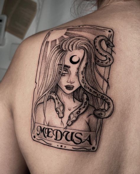 30+ Medusa Tattoos That Will Give Everyone Nightmares - 100 Tattoos Medusa Skull Tattoo, Minimalistic Medusa Tattoo, Medusa Symbol, Greek Medusa, Medusa Tattoos, Shen Long Tattoo, Tattoo Pierna, Medusa Tattoo Design, Tarot Tattoo