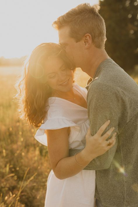 Engineering Pictures, Hipster Photoshoot, Golden Hour Couples Shoot, Golden Hour Shoot, Photoshoot Outfit Inspiration, Hipster Couple, Golden Hour Photoshoot, Shooting Couple, Pictures Outfits