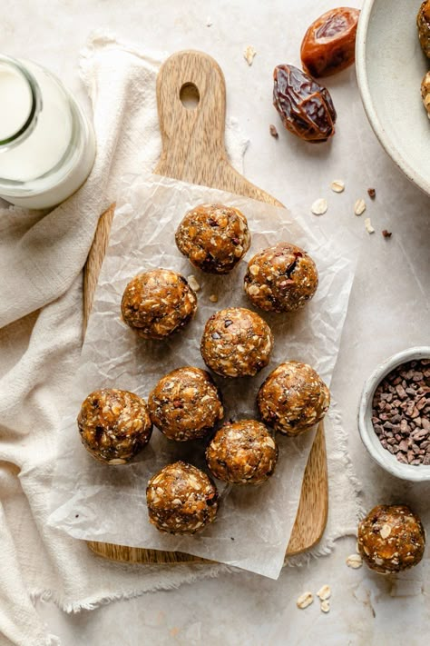 No bake oatmeal peanut butter cookie energy bites that taste just like your favorite cookie! These delicious, easy oatmeal cookie energy bites are packed with fiber and protein thanks to creamy peanut butter, oats and chia seeds. Add cacao nibs for rich chocolate flavor in every bite! #nobake #healthysnack #energybites #glutenfreesnack #kidfriendly #snackrecipe Keto Energy Balls, Healthy Morning Snacks, Chia Cookies, Superfood Bars, Date Bites, Raw Balls, Oat Balls, No Bake Energy Balls, Vegan Energy Balls