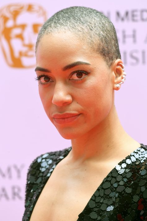 Cush Jumbo's Buzz Cut and Bold Brows at the BAFTA TV Awards 2021 Bright Blue Eyeshadow, Cush Jumbo, Buzz Cut Hairstyles, Finger Wave Hair, Virgin Media, Hair Techniques, Celebrity Hair, Cut Her Hair, Tv Awards