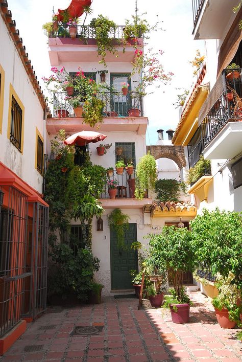 Old town street Marbella - Marbella – Travel guide at Wikivoyage Spanish Gardens, European Houses, Marbella Old Town, Spain Marbella, Puerto Banus, Marbella Spain, South Of Spain, Town Street, Art Idea