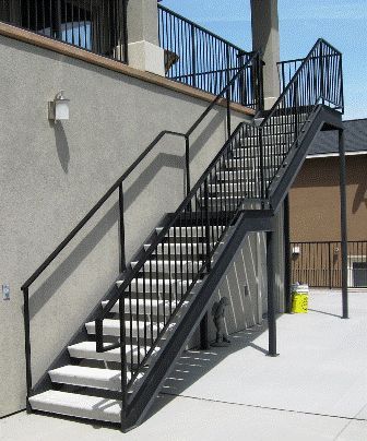 Outside Metal Stairs Ideas, Stairs Metal Design, Outside Staircase Ideas, Outdoor Steel Stairs, Terrace Stairs Outdoor, Stairs Design Outdoor, Metal Stairs Outdoor, Exterior Stairs Design, Outdoor Stairs Design