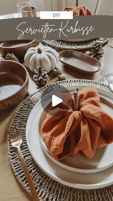 Last Minute Thanksgiving Decor, Napkin Display Ideas, Paper Serviette Folding Ideas, Pumpkin Napkin Folding, Napkin Pumpkins, Napkin Holder Ideas Diy, Autumn Table Setting, Thanksgiving Napkin Folds, Cloth Napkin Folding