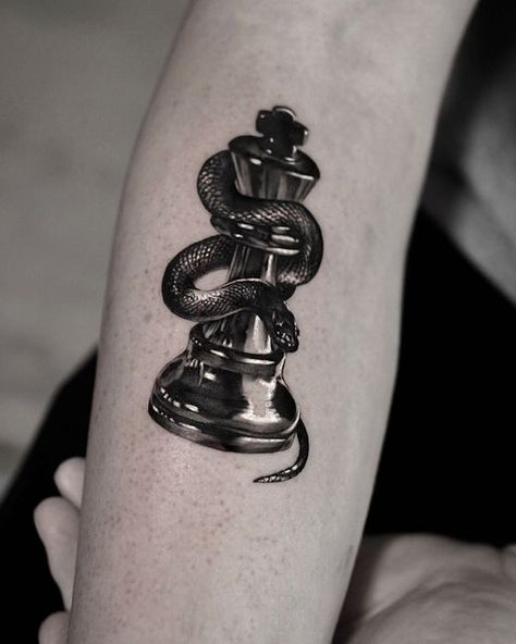 Small Realism Tattoo Men, Microrealism Tattoo Men, Chess King Tattoo, Small Realistic Tattoo, Chess Tattoo Design, King Chess Piece Tattoo, Chess Tattoos, Chess Piece Tattoo, Microrealism Tattoo