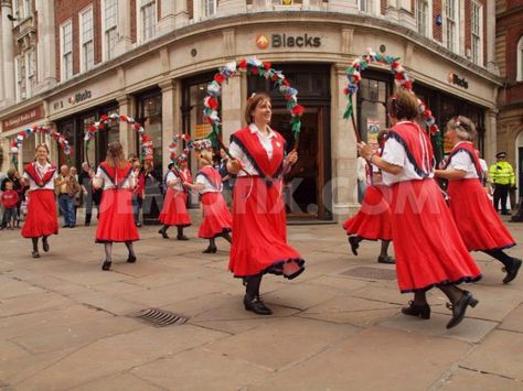 English Folk Dance England Traditional Dress, Culture Of England, English Culture, Green People, Cultural Dance, British Traditions, Cultural Clothing, Folk Culture, Cultural Fashion