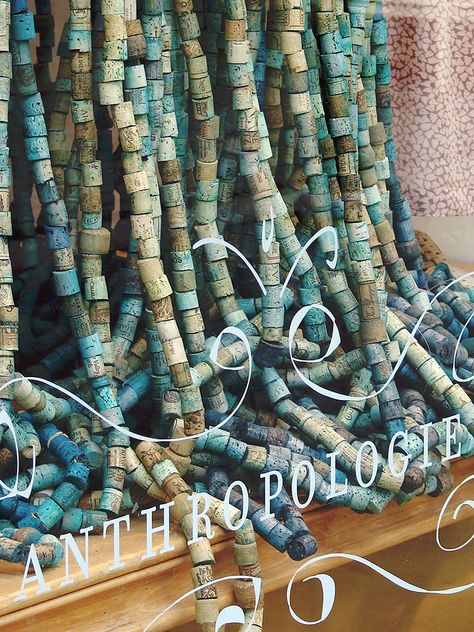 Anthropologie Window Display, Anthropologie Display, Cork Garland, Decor Photobooth, Wine Cork Art, Cork Projects, Store Window Displays, Wine Bottle Corks, Homemade Wine