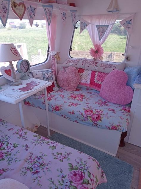 Cute Trailer Interior, Cute Trailer Homes, Cute Camper Interior, Shabby Chic Campers, Pink Trailer, Vintage Trailer Interior, Glamper Camper, Caravan Decor, Camper Interior Design