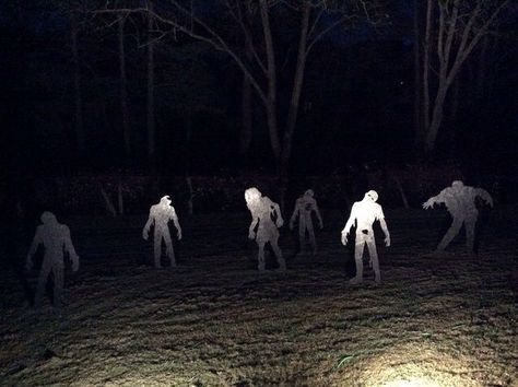 Zombie cutouts with lights. Very simplistic but still effective for Halloween! Halloween Outdoor Silhouette, Haunted Woods Ideas, Diy Halloween Snacks, Diy Zombie Decorations, Diy Halloween Outdoor, Diy Halloween Nails, Zombie Horde, Haunted Trail, Makeup Zombie