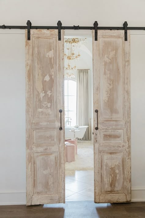 Moore Doors Modern, Sliding Door Design, Barn Door Designs, Diy Barn Door, Antique Doors, 아파트 인테리어, Sliding Barn Door Hardware, Texas Homes, Wallpaper Vintage