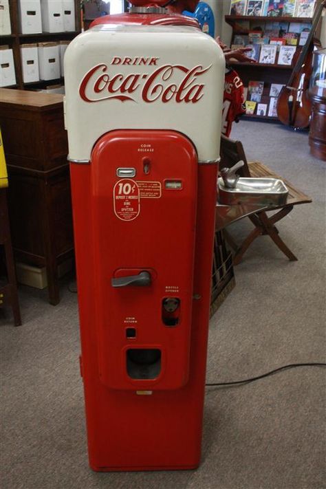 VINTAGE 1950's Coca Cola Vendorlator VMC44 Soda Machine w Water Fountain Soda Vending Machine, Soda Machine, Vending Machines For Sale, Coke Machine, Coca Cola Decor, Coca Cola Drink, Always Coca Cola, Soda Machines, Vintage Coke