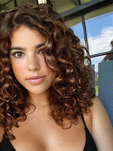 Curly Hair Highlights Caramel Brunettes, Carmel Blonde Hair Color, Tan Blonde Hair, Darker Hair, Tan Blonde, Peinados Hair Styles, Curly Hair Photos, Blonde Curly Hair, Colored Curly Hair