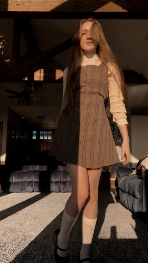 Autumn Pinafore Outfit, Pinafore Dress Aesthetic, 90s Pinafore Outfit, Dark Academia Pinafore Outfit, Pinafore Aesthetic, How To Style A Pinafore Dress, Preppy Brown Outfit, Dark Academia Pajamas, Pinafore Dress Outfit Winter