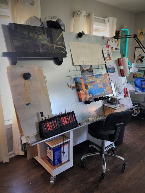 Big Art Studio Work Spaces, Paint Studio Organization, Home Art Studio Setup, Small Art Studio At Home, Art Studio Set Up, Artist Table Ideas, Art Studio In Bedroom, Art Corner Studio, Art Studio Room Ideas Small Spaces