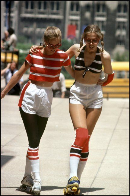 Roller skating in Chicago, 1979. Photograph by Rene Burri. Roller Skating Outfits, Retro Roller Skates, Roller Rink, Skate Girl, Roller Disco, Roller Skaters, Roller Girl, Retro Sport, Burton Snowboards