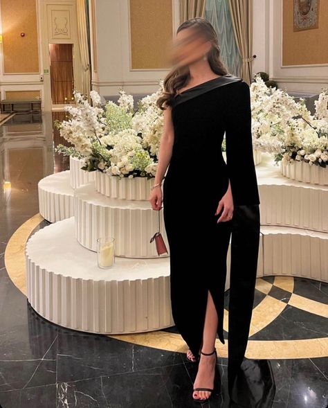 Outfit Con Jeans, Evening Dresses One Shoulder, Long Sleeve Party Dresses, Elegant Silk Dresses, Women Robes, Long Party Gowns, Outfits Con Jeans, Kaftan Designs, Dinner Dress Classy