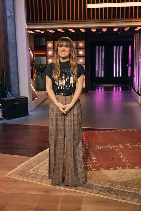 Soft Edgy Outfits, Fall Work Outfit, Kelly Clarkson Show, Wide Leg Pants Outfit, Dress Up Jeans, 70s Inspired Fashion, Drew Barrymore, Pleated Trousers, January 26