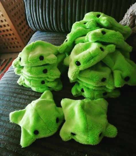 Weird Stuffed Animals, Punk Culture, Cute Sewing Projects, Plushie Patterns, Sewing Stuffed Animals, Diy Letters, Gift Inspo, Funny Frogs, Diy Crafts To Do