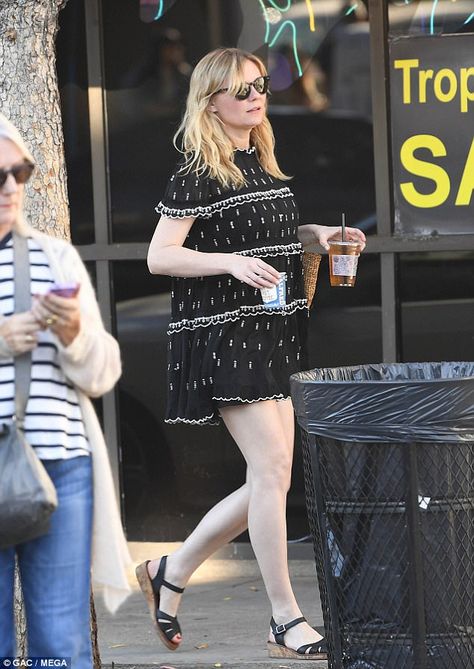 Kirsten Dunst Pregnant, Kirsten Dunst Style, Chic Summer Dresses, Melrose Place, Summer Black Dress, Kirsten Dunst, Different Dresses, Celebrity Street Style, Feminine Dress