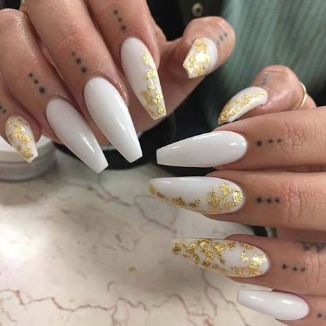 White Nails With Gold, Nails With Gold, Subtle Nails, White Acrylic Nails, Coffin Shape Nails, Summer Acrylic Nails, Trendy Nail Design, Foil Nails, Hot Nails