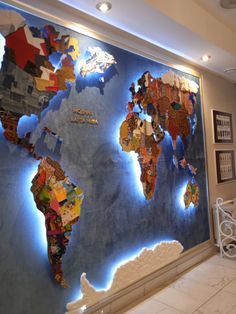 World Map Wall Decor Office, World Map On Wall Ideas, Geography Room Decor, Geography Bedroom, Bedroom Inspirations Wallpaper, Wallpaper Decor Living Room, Bedroom Inspirations Men, Bedroom Inspirations Modern, Bedroom Ideas For Men