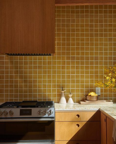 here for a sunny kitchen ☀️ // ⠀⠀⠀⠀⠀⠀⠀⠀⠀ obsessed with this yellow kitchen using our PaCIFiCA alabaster large yellow + medium yellow chip… | Instagram Kitchen Backsplash Mid Century, Mc Kitchen, Eichler Kitchen, Mandeville Canyon, Mid Mod Kitchen, Concrete Collaborative, Golden Arrow, Sunny Kitchen, Creative Retreat