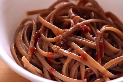 Use an Empty Peanut Butter Jar to Make This Epic Noodle Dish Noodle Jars, Jar Noodles, Vegan Peanut Sauce, Mason Jar Lunch, Gross Food, Peanut Butter Jar, Noodle Dish, Buttered Noodles, Noodles Recipe