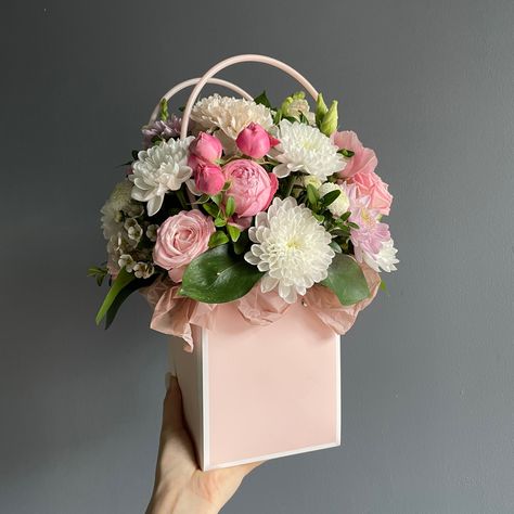 Bag With Flowers, Roses Bouquet Gift, Rose Flower Arrangements, Spring Flower Arrangements, Flora Design, Flower Bouquet Diy, Flower Box Gift, Flower Purses