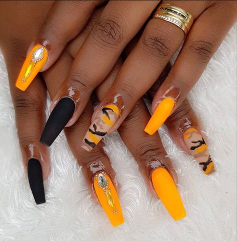 Yellow And Black French Tip Nails, White And Yellow French Nails, Black And Yellow Pedicure, Black Matt Nails, Nail Designs Yellow And Black, Yellow And Black Toenail Designs, Ombre Nail Polish, Nails Gray, Matt Nails