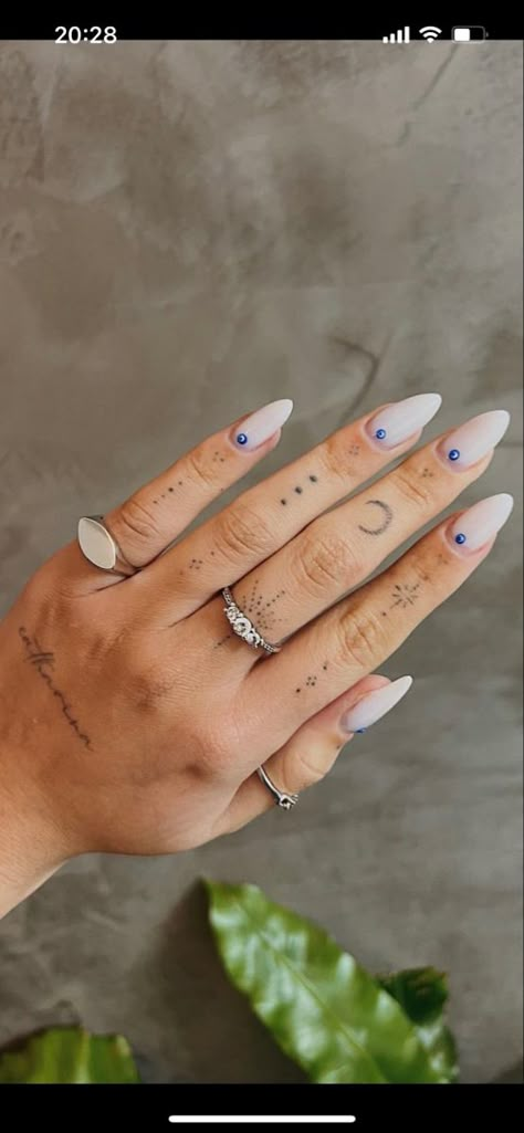 Hamsa Hand Finger Tattoo, Fatima Eye Nails, Hamsa Hand Nails, Hamsa Nail Art, Nail Inspo Evil Eye, Evil Eye Finger Tattoo, Third Eye Nails, Hamsa Nails, Bruja Nails