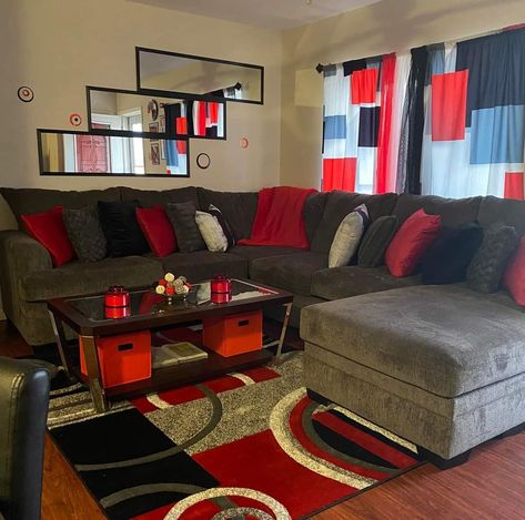 Red Black And Grey Living Room Ideas, Red Rooms Ideas, Red Sectional Living Room, Red Apartment Decor, Grey And Red Living Room, Red Living Room Decor, Red Apartment, Red Living Room, Apartment Decorating Living