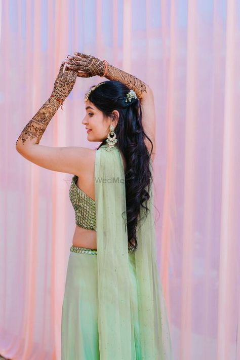 Mehendi Photography Bridal, Mehendi Photoshoot, Mehendi Photography, Bride Photos Poses, Indian Wedding Photography Couples, Indian Bridal Photos, Bridal Photography Poses, Indian Wedding Couple Photography, Bride Photography Poses