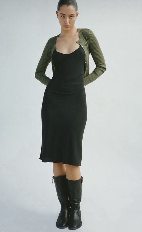 90s Classic Style, Corp Core Outfit, How To Style Black Bodycon Dress, Outfits For 25 Year Old Women, Masculine Feminine Outfits, Kibbe Romantic Outfits Casual, Office Siren Outfits Winter, Host Outfit Restaurant, 2000s Office Fashion