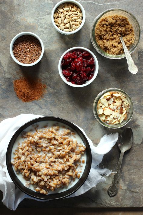 For years I used to go to work at 5 in the morning. This would mean dragging myself from bed at around 4am so breakfast was never a priority for me. On the flip side, Breakfast Farro, Shred Diet, Farro Recipes, Cinnamon Breakfast, Amazing Breakfast, Perfect Morning, Chicken And Shrimp Pasta, Health Breakfast, Morning Food