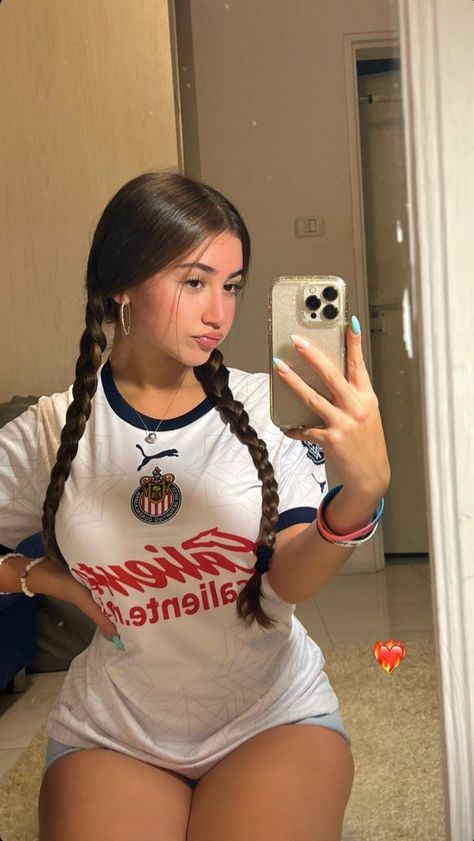 Baddie Latina, Chivas Soccer, Football Dress, Wwe Female Wrestlers, Football Tops, Afghan Clothes, Soccer Girl, Wwe Womens, Athletic Women