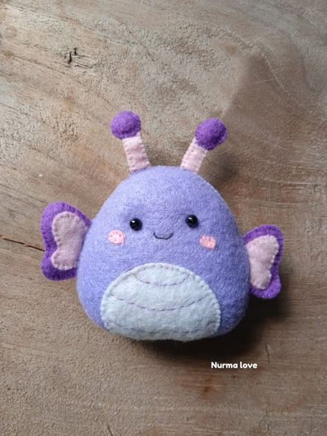 Felt Squishmallow, Squishmallow Ideas, Diy Felt Christmas Ornaments, Felt Craft Projects, Felt Sewing, Diy Cat Toys, Felt Crafts Patterns, Dyi Projects, Felt Sheets