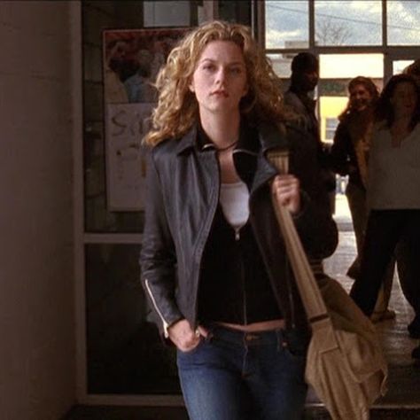 camryn, a naley enthusiast 🥺 on Instagram: “peyton sawyer fashion: season 1 edition 💖💘💝💓💗💞💕” 2000s Icons, Tv Clothes, Hilarie Burton, Peyton Sawyer, Downtown Outfits, Tree Hill, One Tree Hill, Fashion Tv, Tokio Hotel